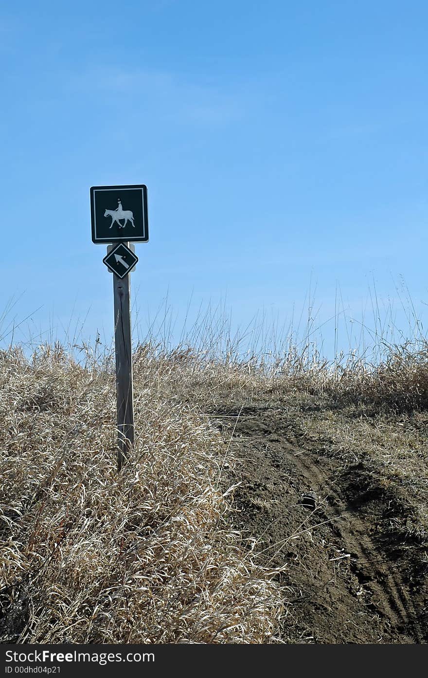 Green sign on trail to direct horse back riders. Green sign on trail to direct horse back riders.