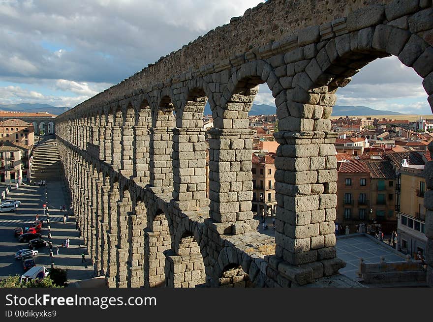 Roman Aqueduct in Segovia , Spain, 20400 blocks was used without mortar or concrete and highest point is 100 feet. Roman Aqueduct in Segovia , Spain, 20400 blocks was used without mortar or concrete and highest point is 100 feet.