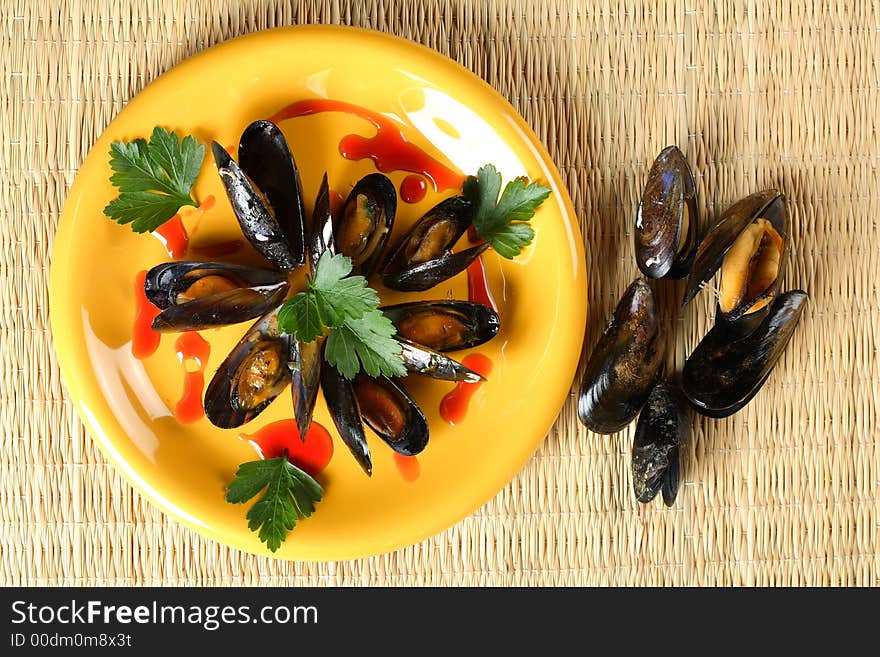 Oven seafood in shells with ketchup and parsley