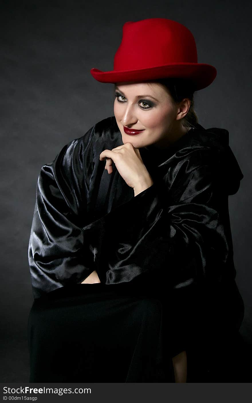 Sitting women in red hat: vintage, make-up.