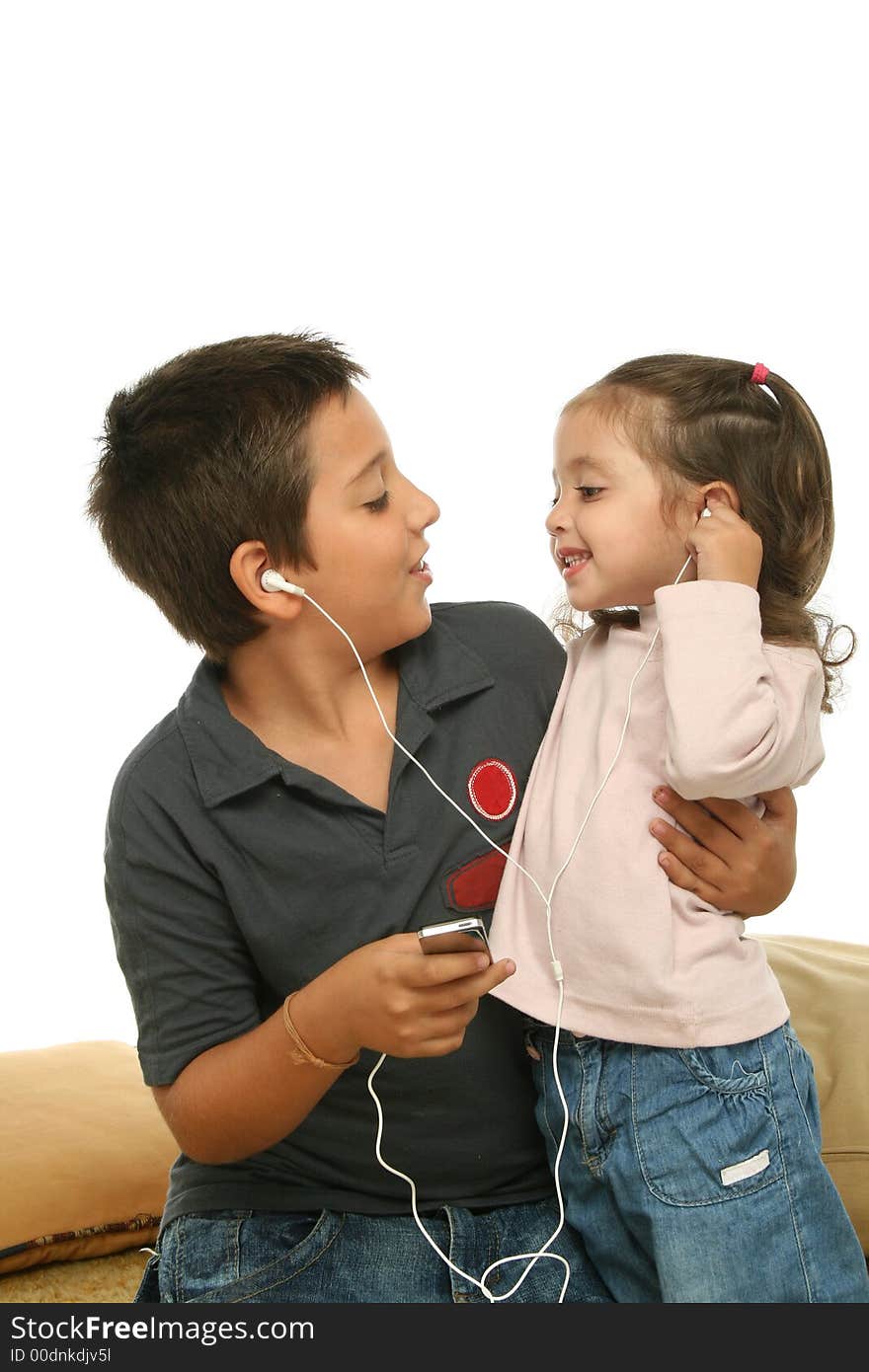 Children enjoying a mp4 player