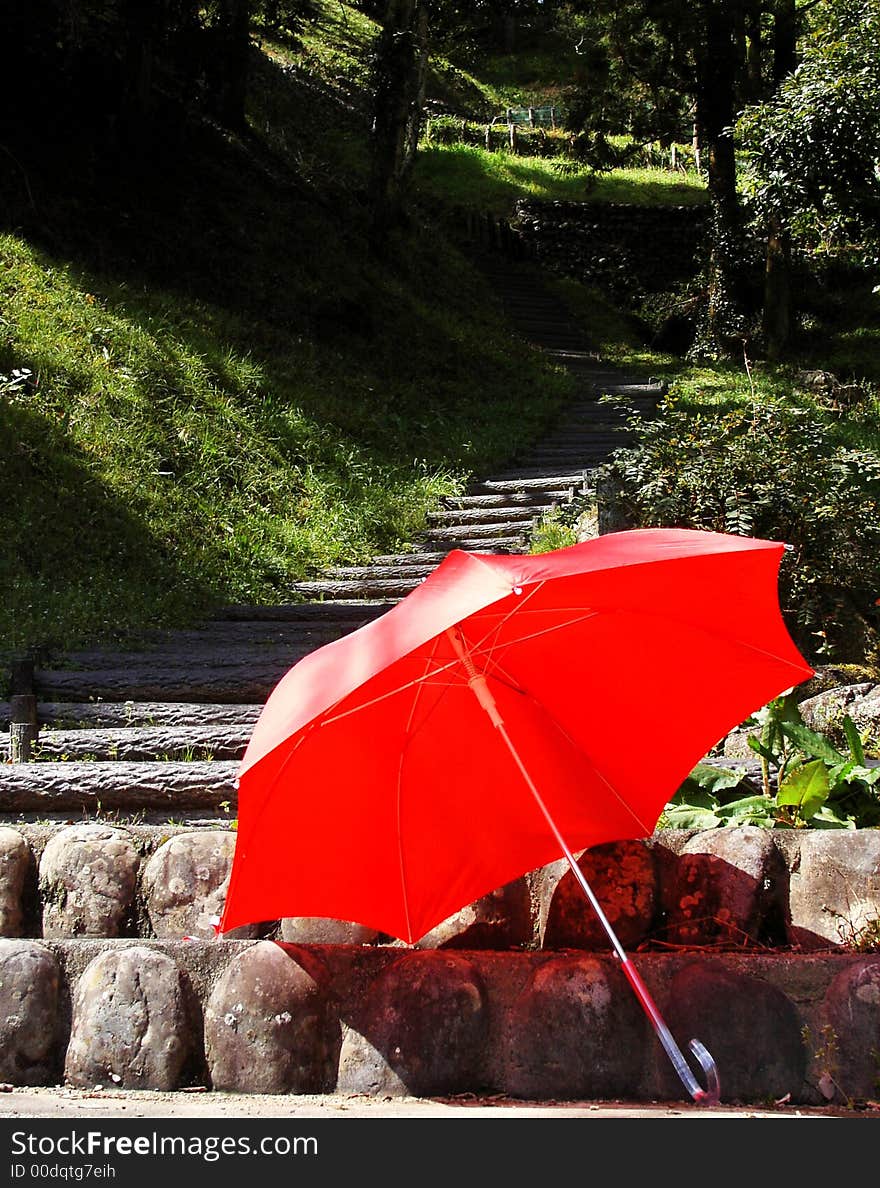 Put an umbrella on the mountain path