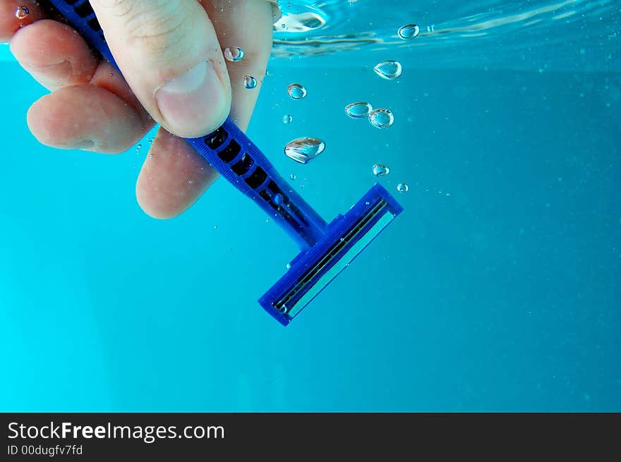 Cleaning razor in clear water