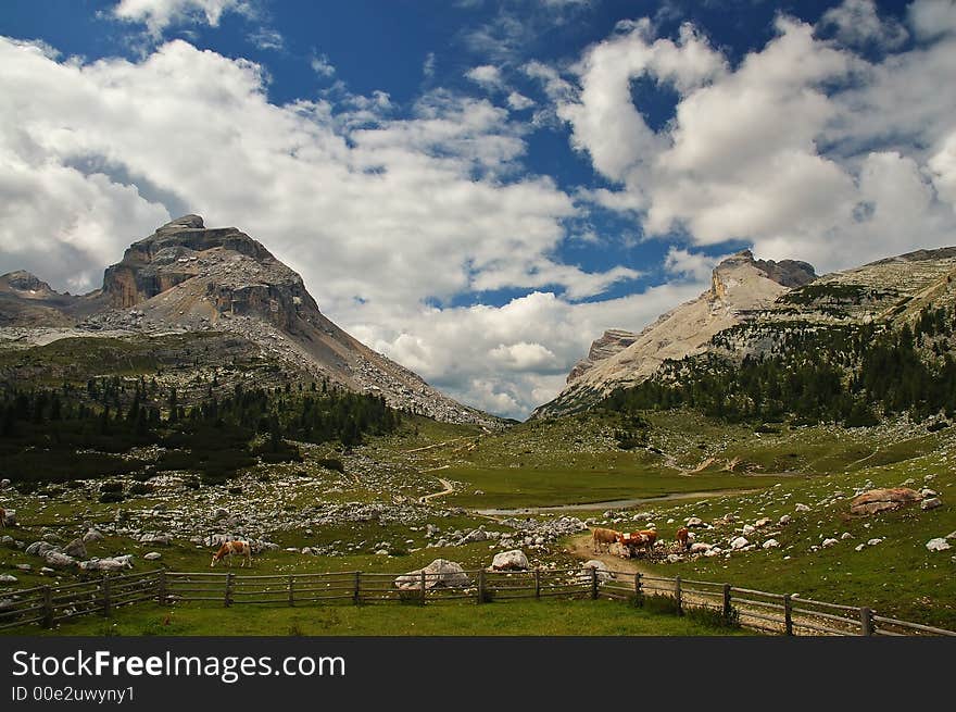 Italy dolomiten - valley on the way