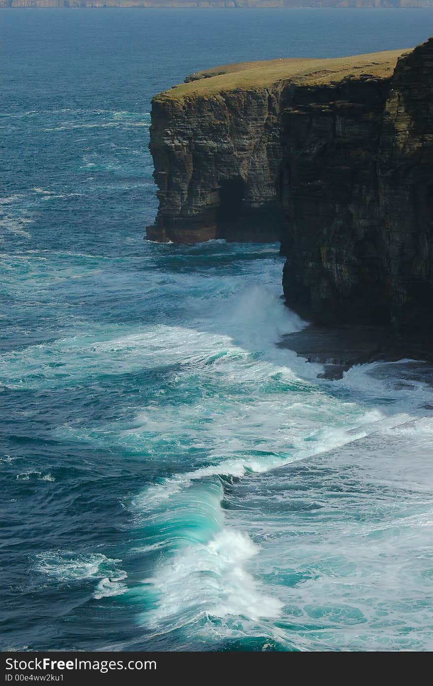 A gentle atlantic swell coming into the cliffs of northern Scotland