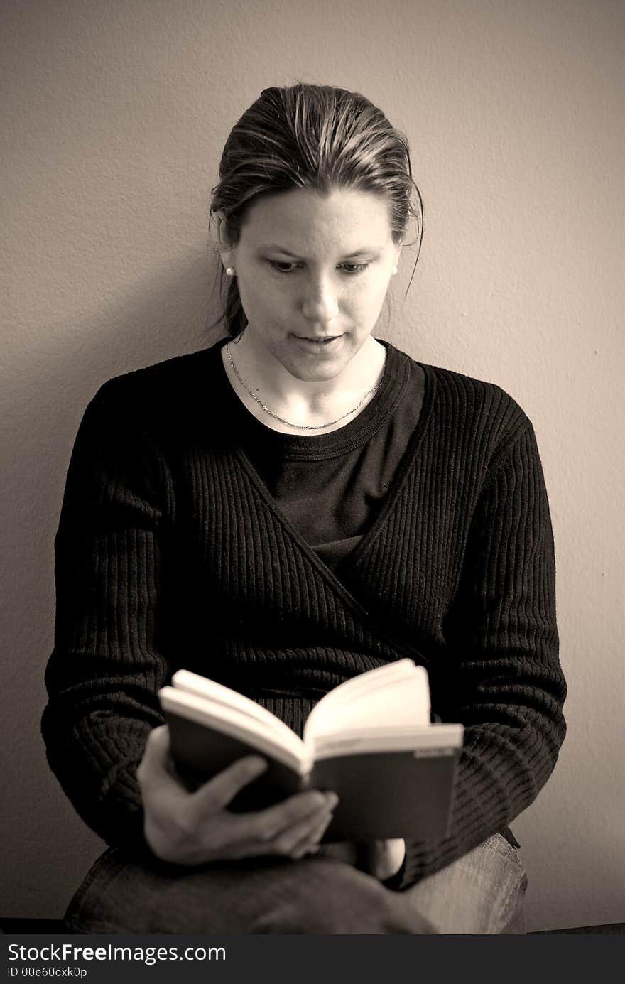 Young woman reading (sepia2)