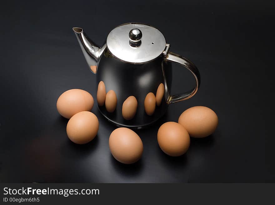 Kettle with brown eggs