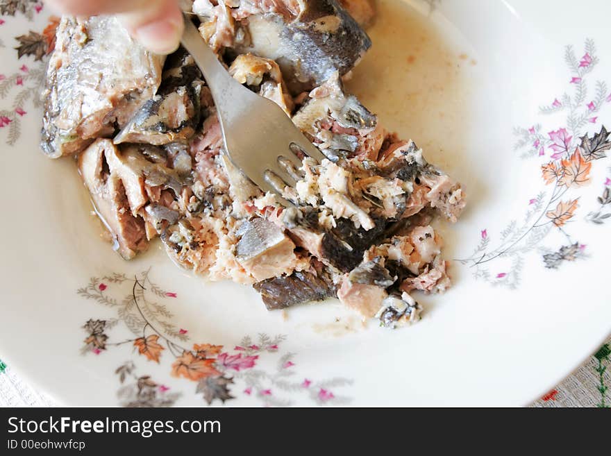 Preparation of salad from canned fish in a plate