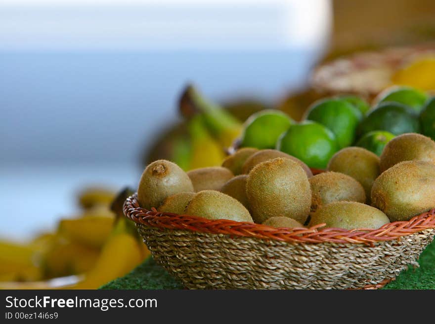 Kiwi in Basket