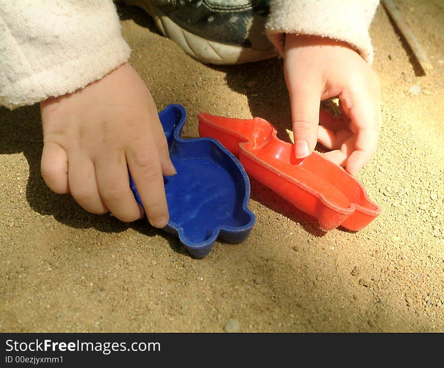 Tddler playing in the sand. Tddler playing in the sand.