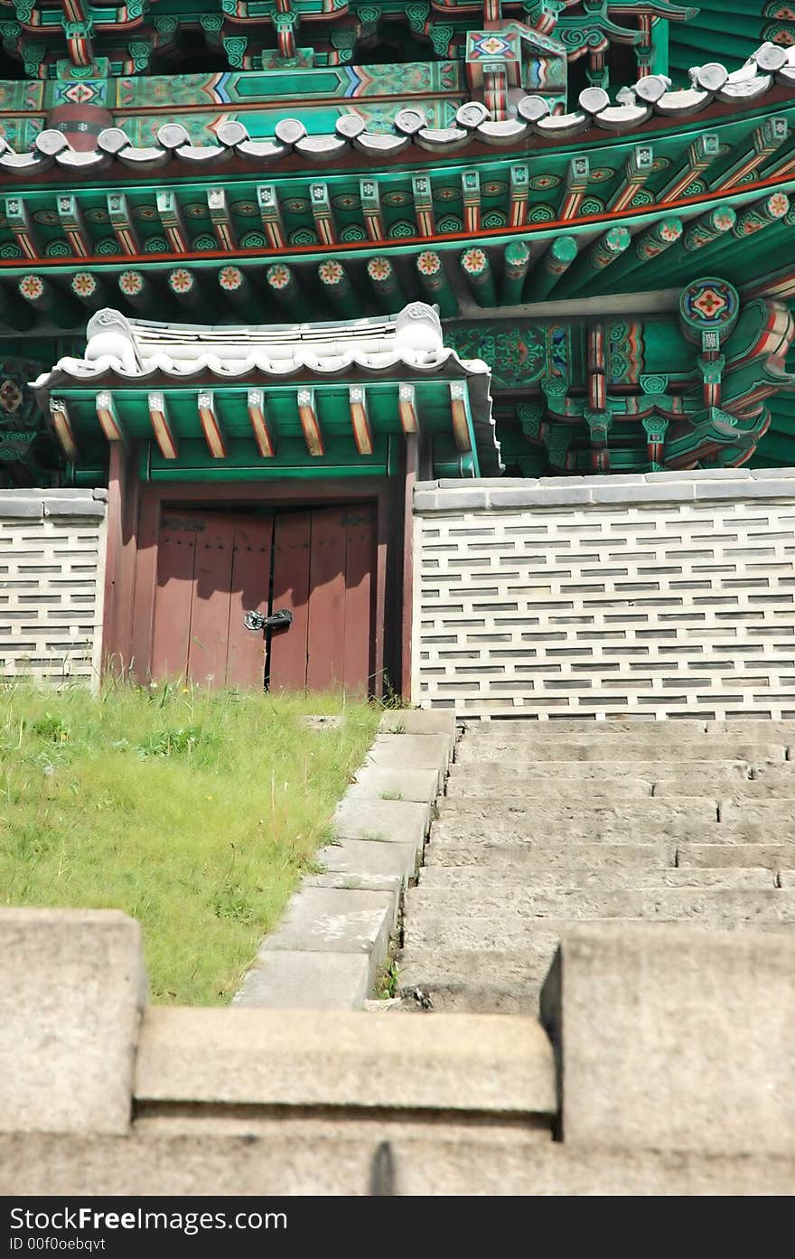 A side door at the historical Architecture Site at Namdaemun in Korea