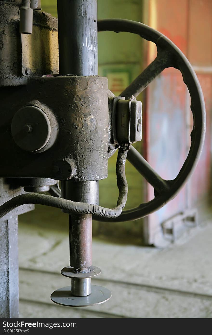 The rusty and old metalcutting machine tool