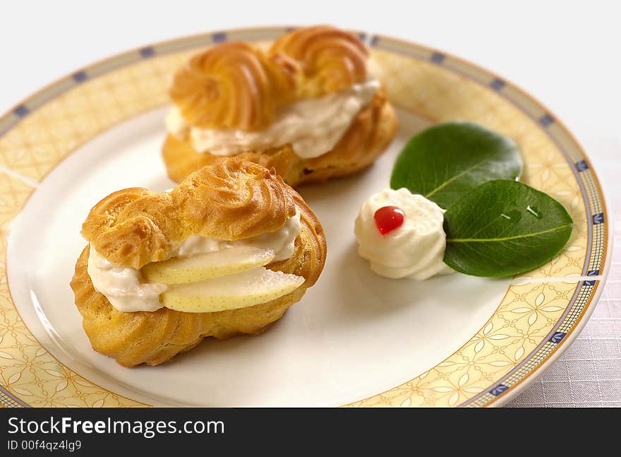 Biscuit with pears and cream