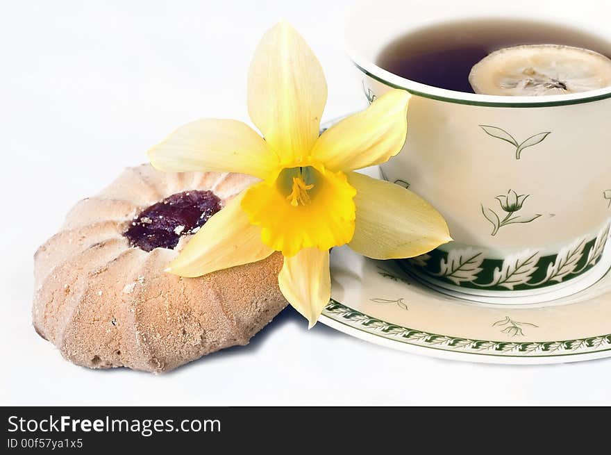 Tea cup with lemon and cookie