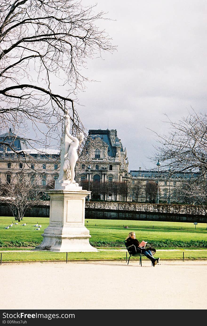 Women reading a book in the parisien park. Women reading a book in the parisien park