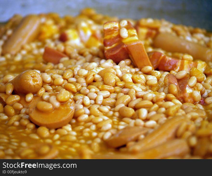 Sausages with beans -meal ready