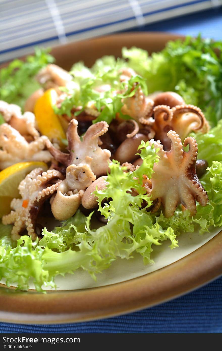 Small squids with fresh lettuce and lemon