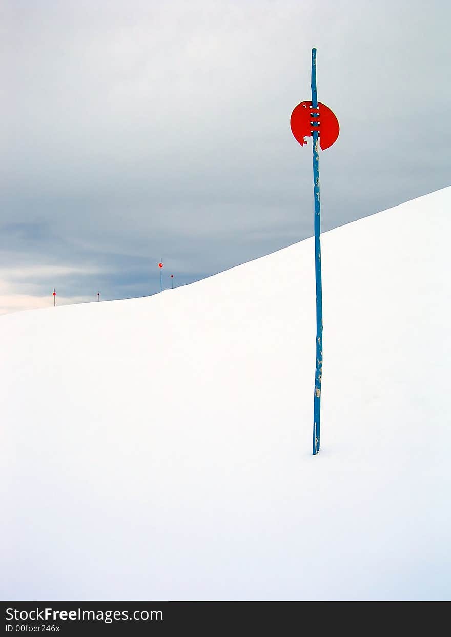 Looking back up on a track on the Baqueira-Beret sky resort, you can spot five signs delimiting the edges. Looking back up on a track on the Baqueira-Beret sky resort, you can spot five signs delimiting the edges.