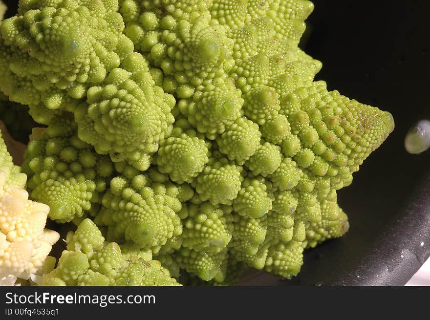 Cooking broccoli with a pan