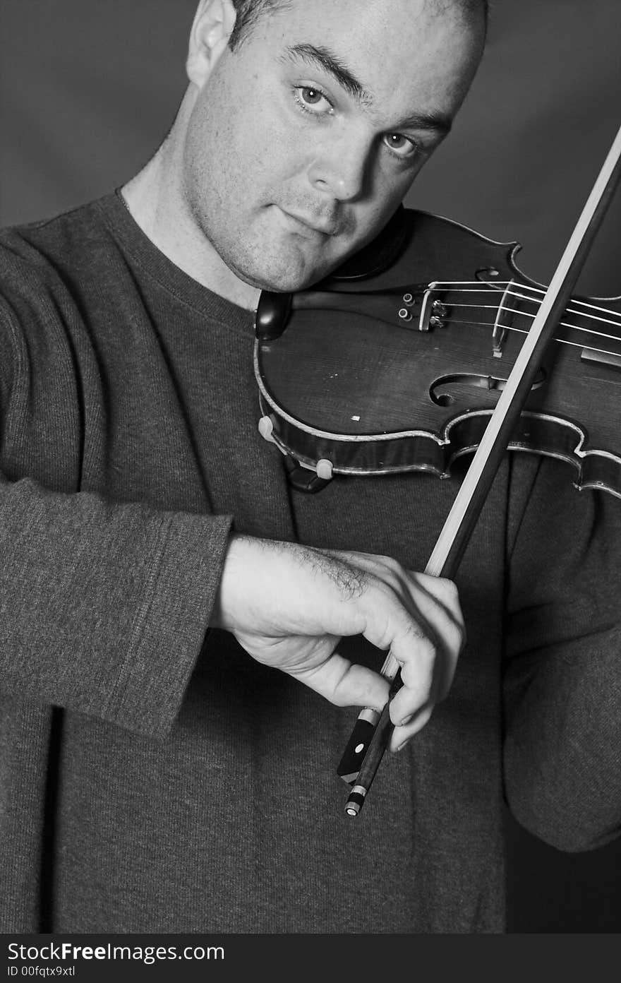 Portrait of man playing violon in black and white