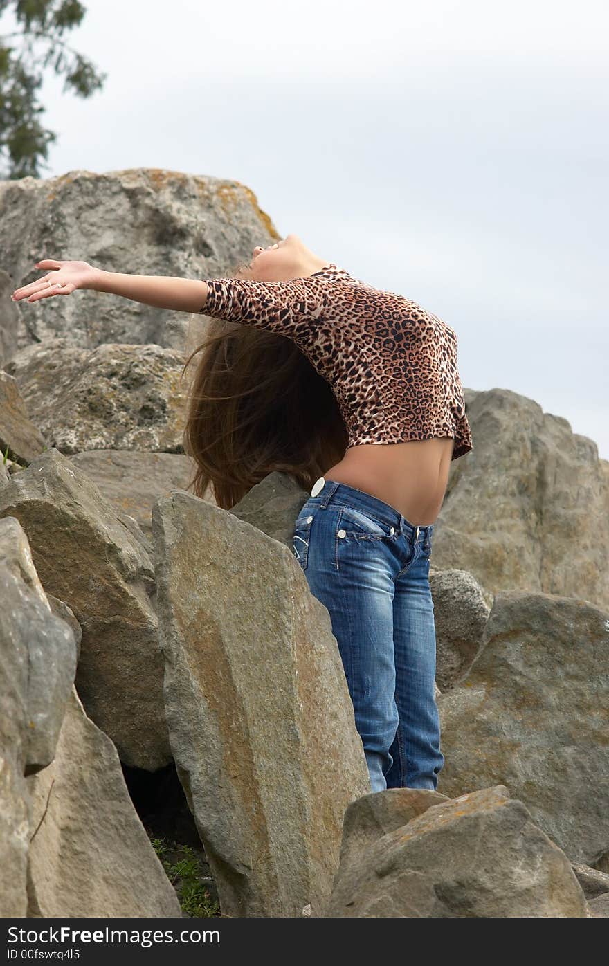 girl with open waist on the stones