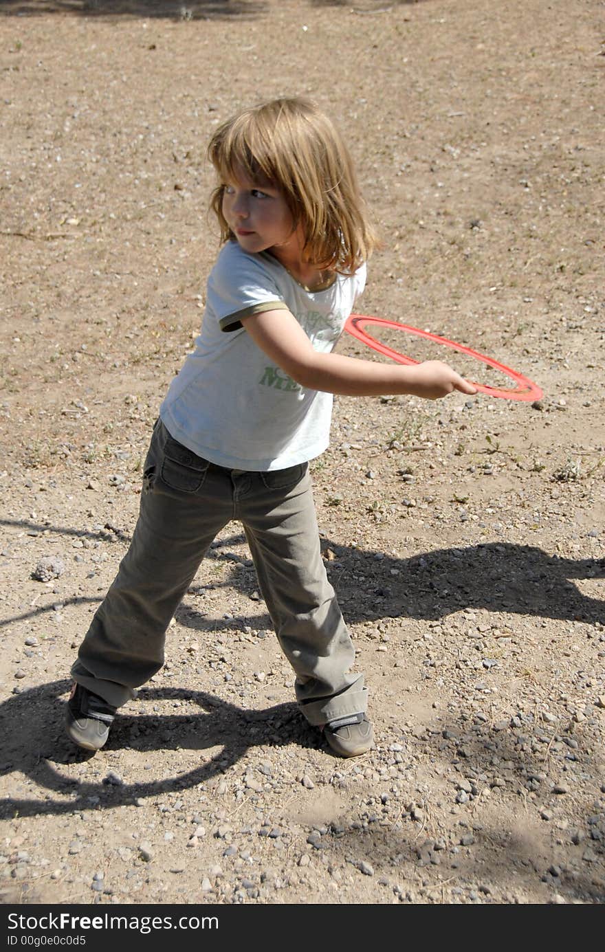 A girl is throwing the ring. A girl is throwing the ring