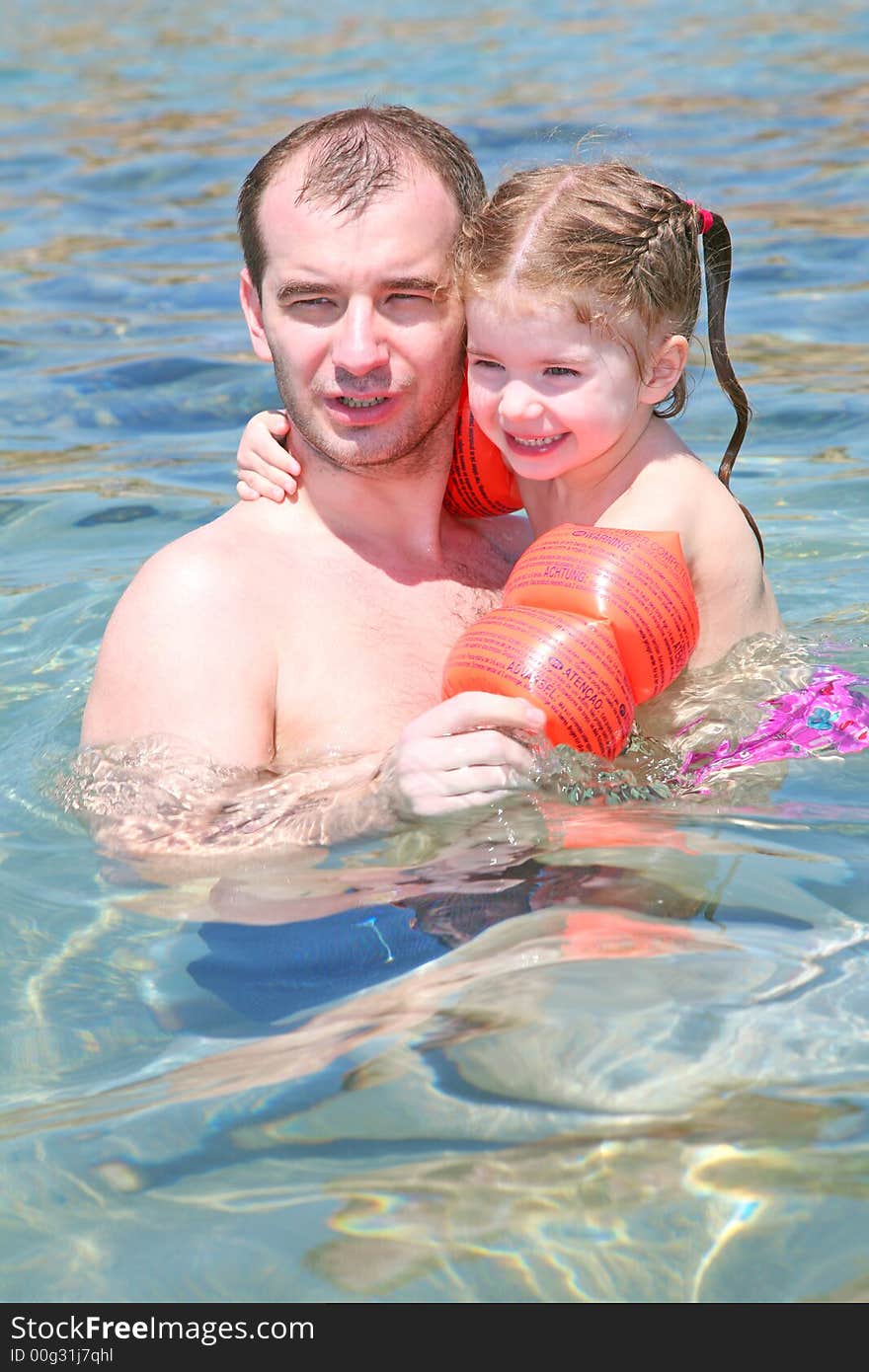 The father with a daughter in the sea