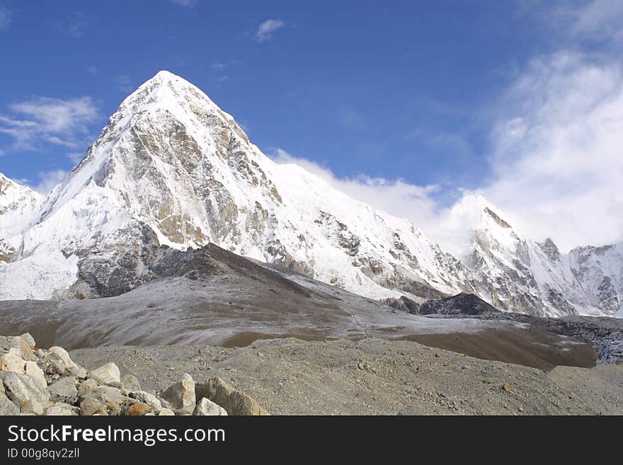 Pumori and Kala pattar - top of the world - the himalaya summits