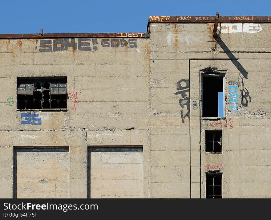 These abandoned factories are rare to find in Montreal because they convert all those buildings in condos or apartments. These abandoned factories are rare to find in Montreal because they convert all those buildings in condos or apartments