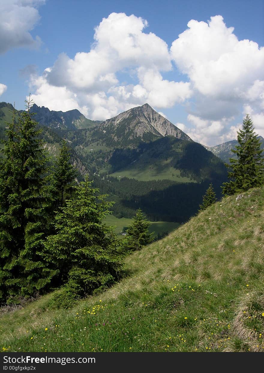 A beautiful way to hiking. A beautiful way to hiking