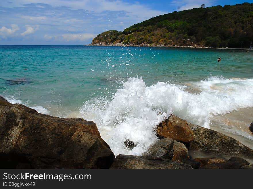 The ocean wave is beaten about stones