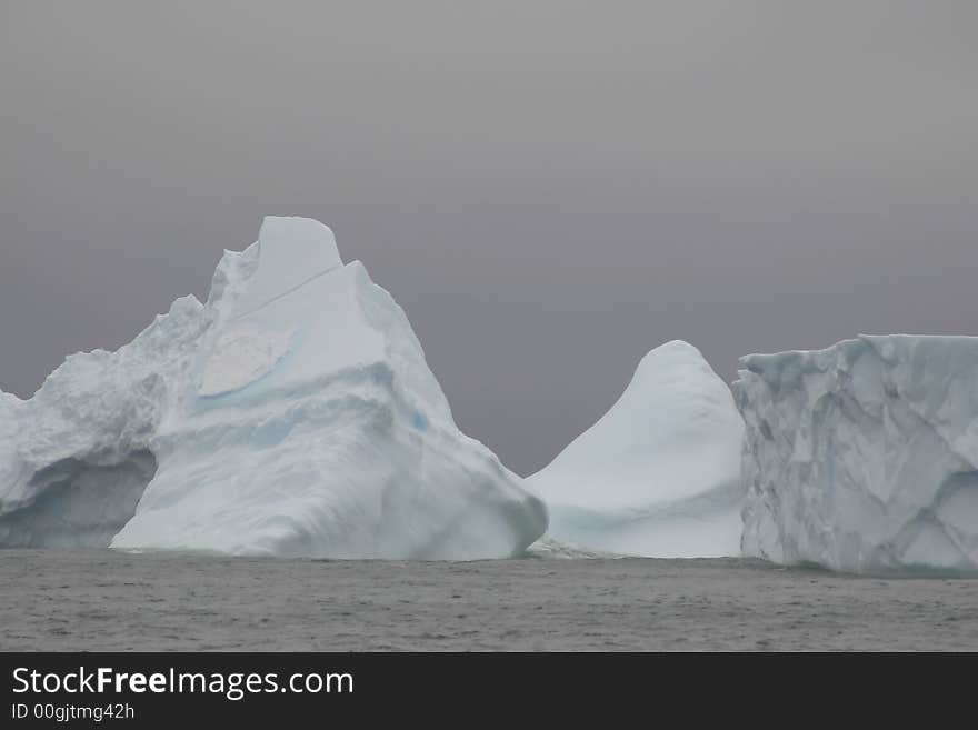 AN ANTARCTICA ICEBERG ADRIFT IN SOUTHERN SEAS. AN ANTARCTICA ICEBERG ADRIFT IN SOUTHERN SEAS