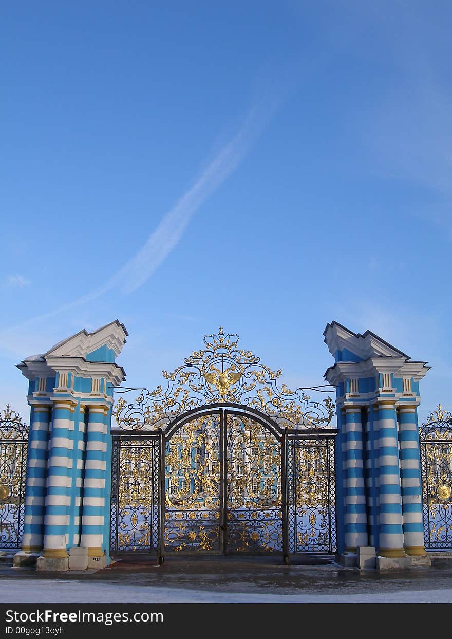 Gold gate in Russian park Ekatherina 2\'s Palace in St.Peterburgh in Russia. Gold gate in Russian park Ekatherina 2\'s Palace in St.Peterburgh in Russia