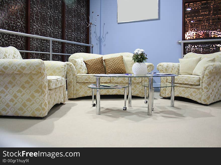 Pastel colours sittingroom with cosy chairs