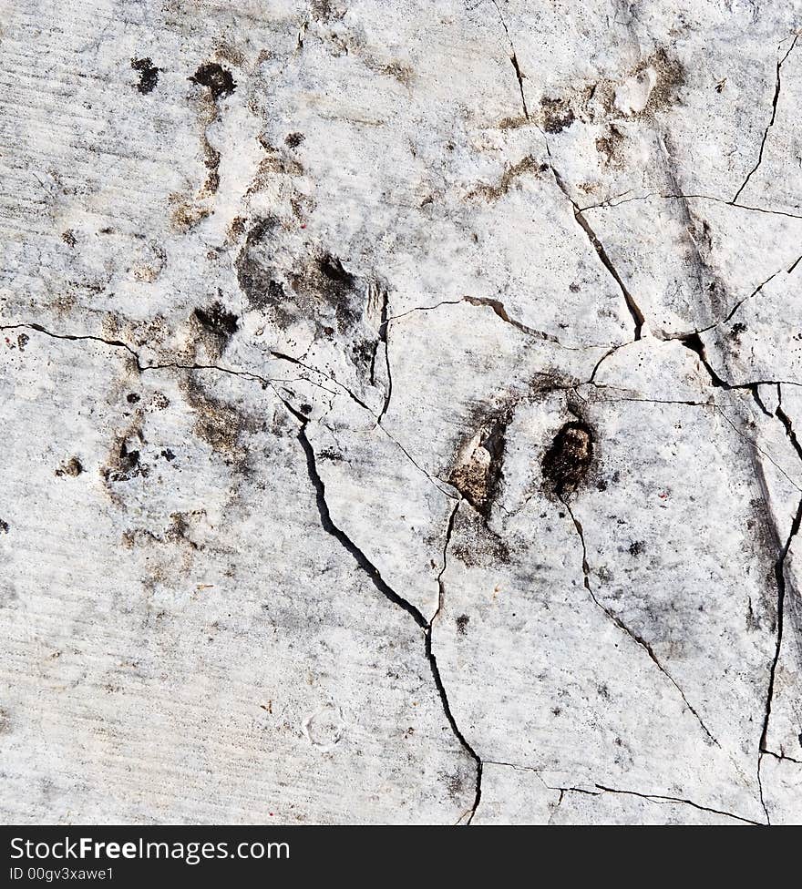 Textured stone material with cracks