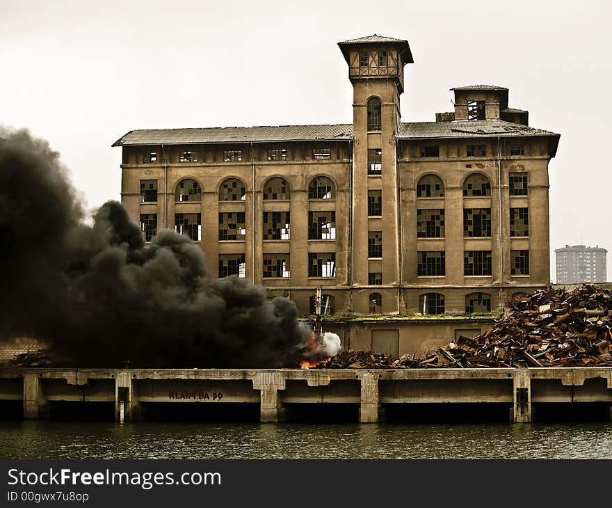 Accident, crane on fire at bilbao