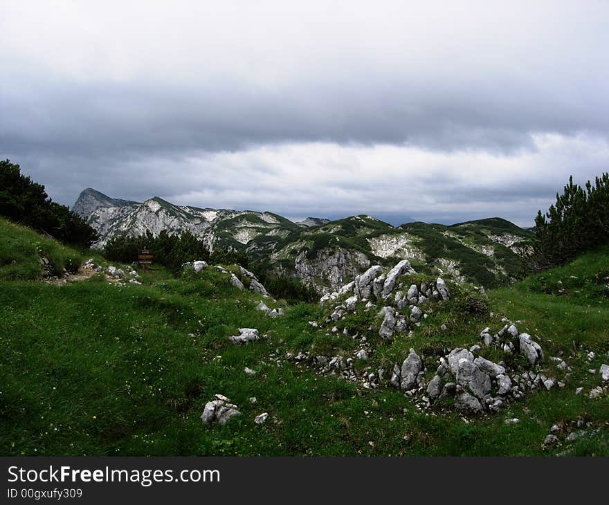 A beautiful way to hiking. A beautiful way to hiking