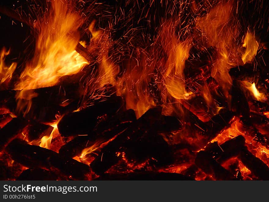 Big fire burned for ritual dance on live coals - nestinar.