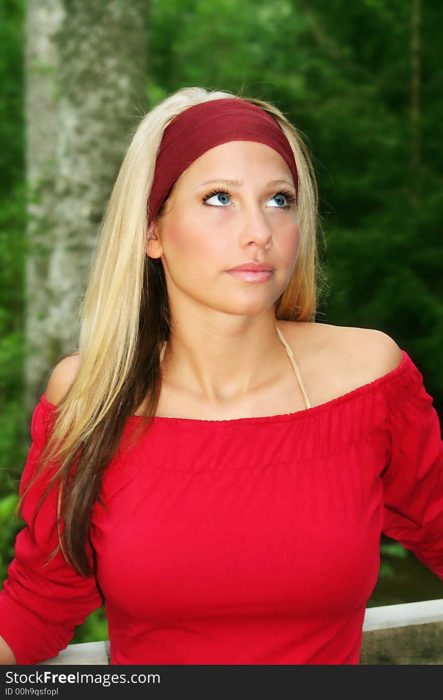 Outdoor beauty portrait of a young smiling woman in nature