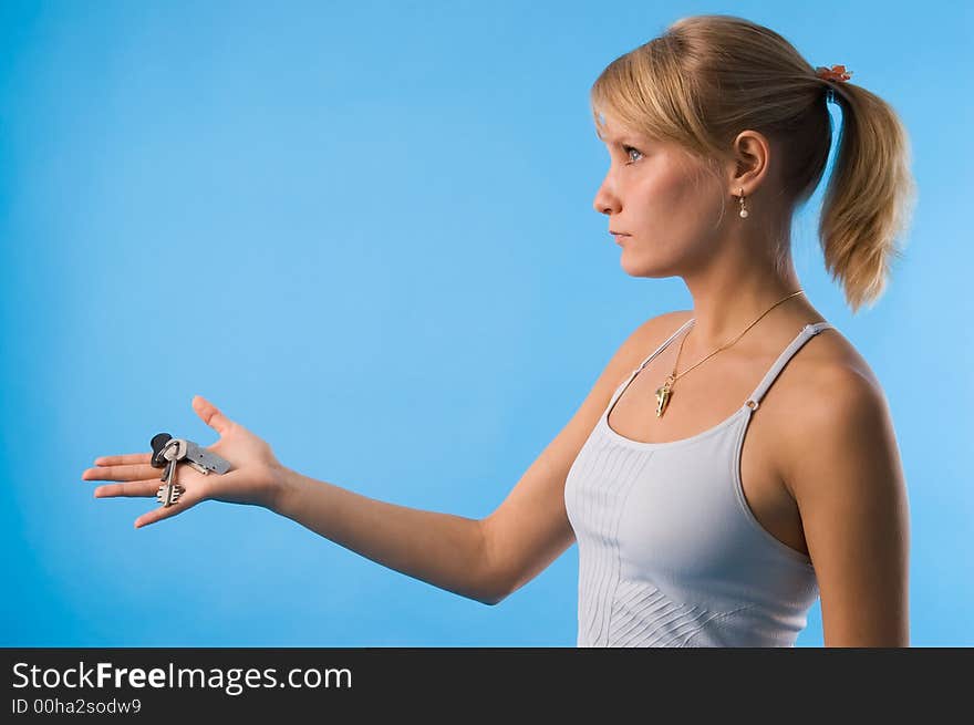 The girl gives someone keys from an apartment