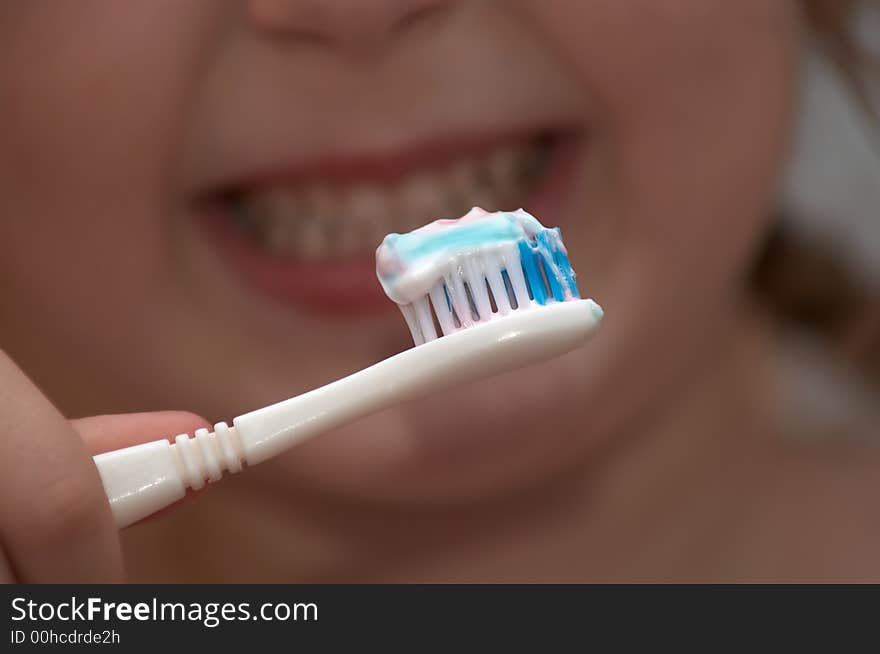 A child brushing its teeth before going to bed