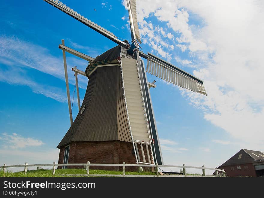 Sideview of a windmill (mill)