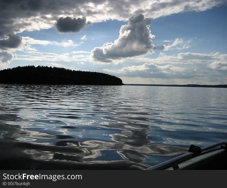 Skie and clouds in the lake