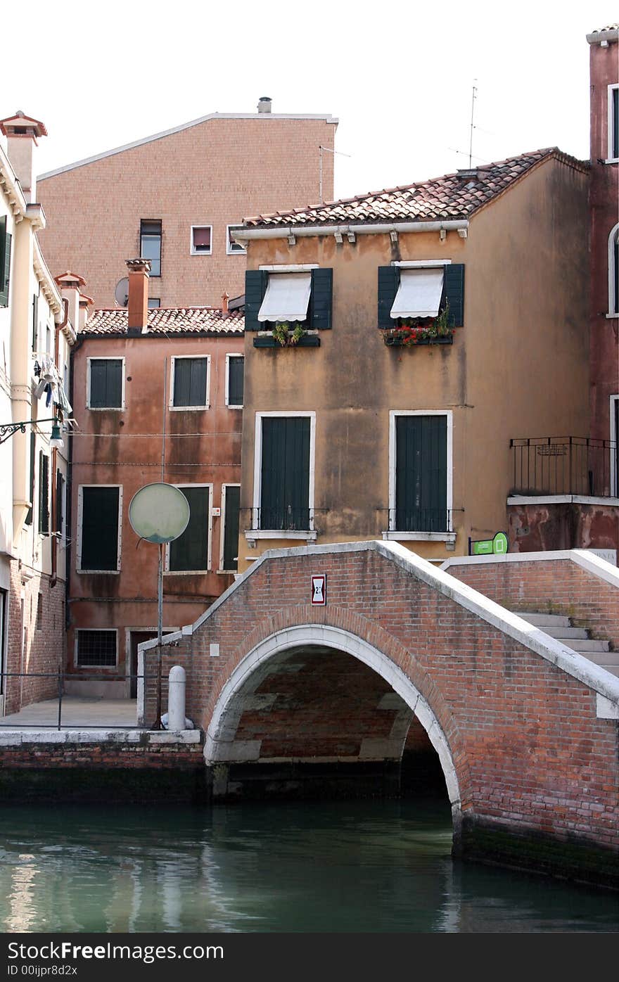 Old houses and a little bridge in venedig