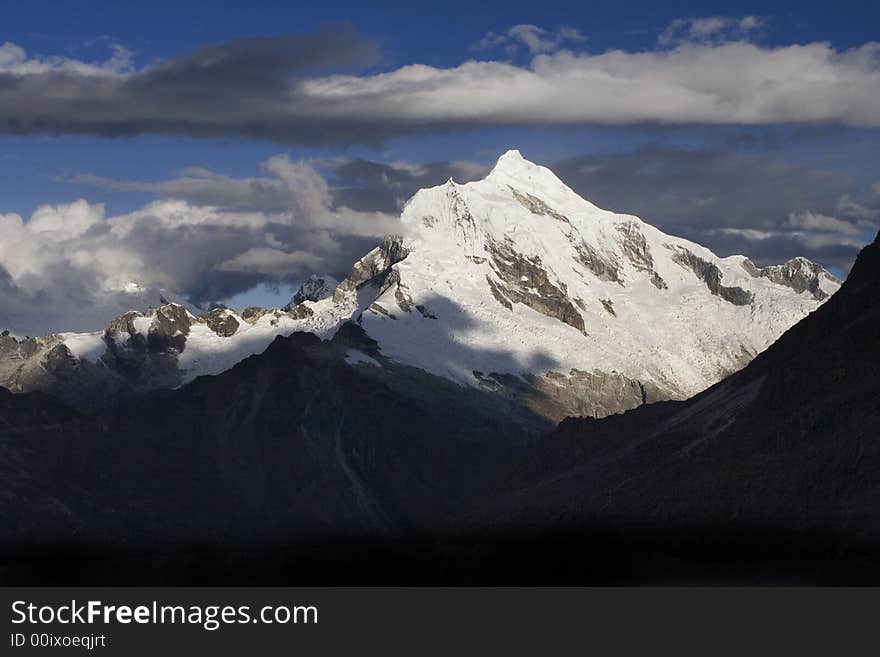 Andes, Cordillera Blanca, Chopicalqui (6354 m). Andes, Cordillera Blanca, Chopicalqui (6354 m)