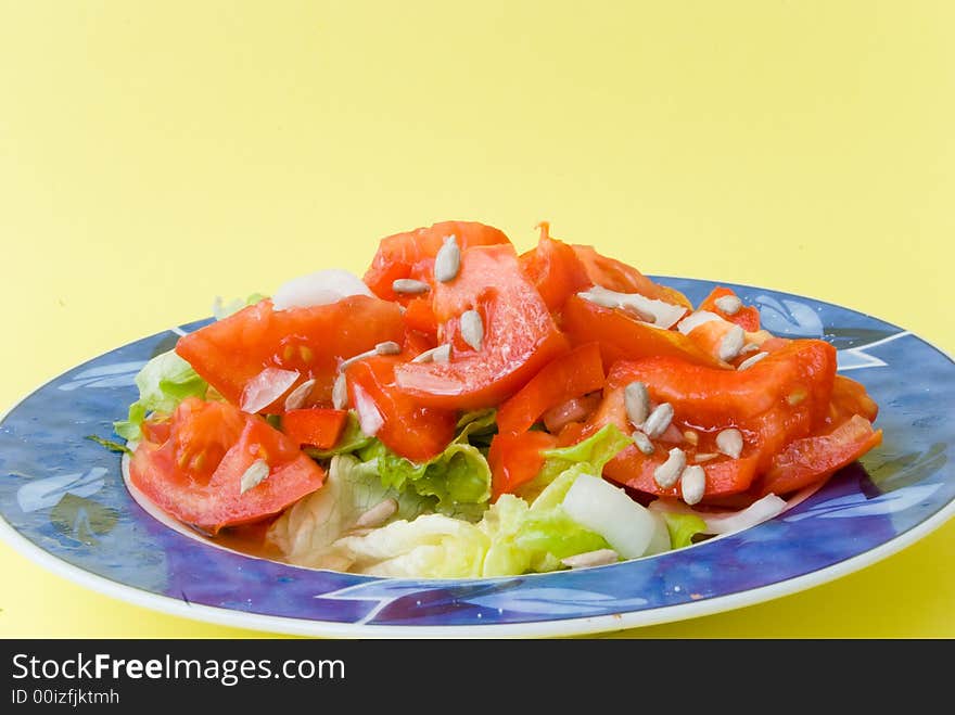 Tomato-lettuce salad with seed