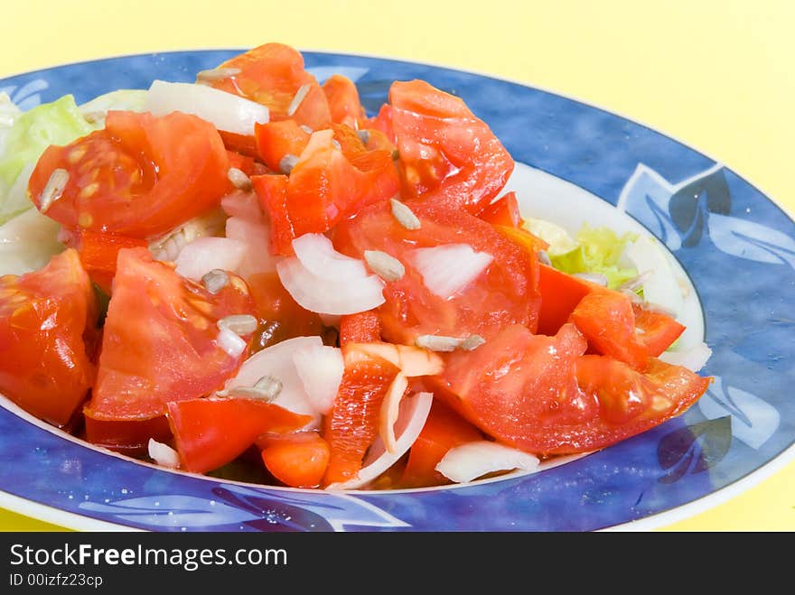 Tomato-lettuce salad with seed