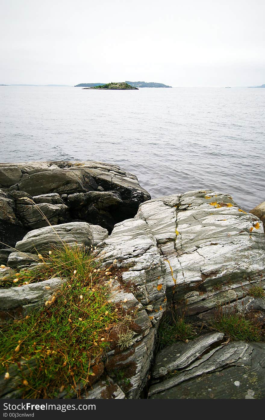 The Norwegian Sea, rocky shore and colourful plant, some small islands in the background. BEAUTY OF NORWAY COLLECTION ». The Norwegian Sea, rocky shore and colourful plant, some small islands in the background. BEAUTY OF NORWAY COLLECTION »