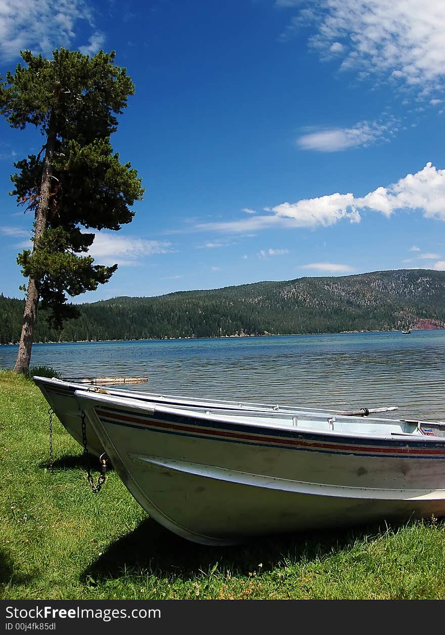 Two boats on the side of Lake Sparks in Oregon