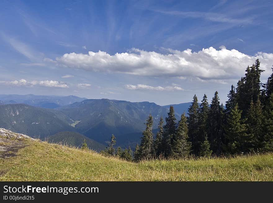 Photo wiew heights moutnains and beautiful sky. Photo wiew heights moutnains and beautiful sky